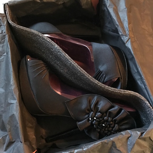 NEW Nina Neva Black Satin Heels, Size 7 - Picture 4 of 5