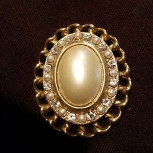Vintage looking pearl & gold brooch