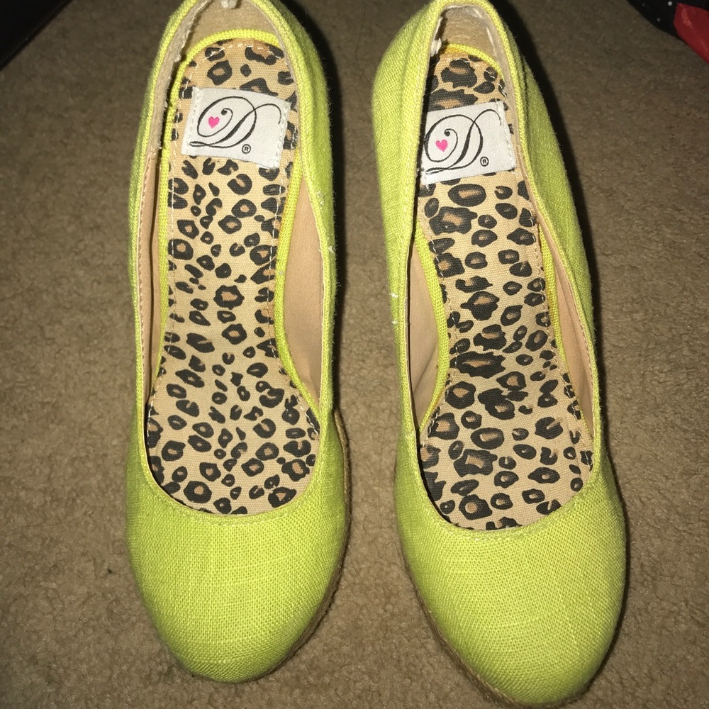 Yellow wedges