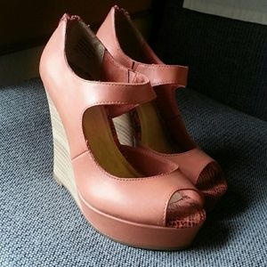 Salmon colored 4.5 inch heek Seychelles