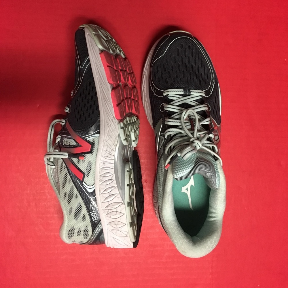 WORN ONCE NEW BALANCE 1260 RUNNING SHOES