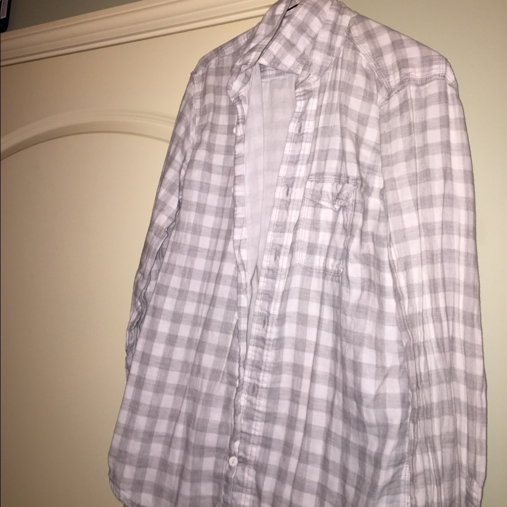 Gap gray and white button up shirt. Super soft