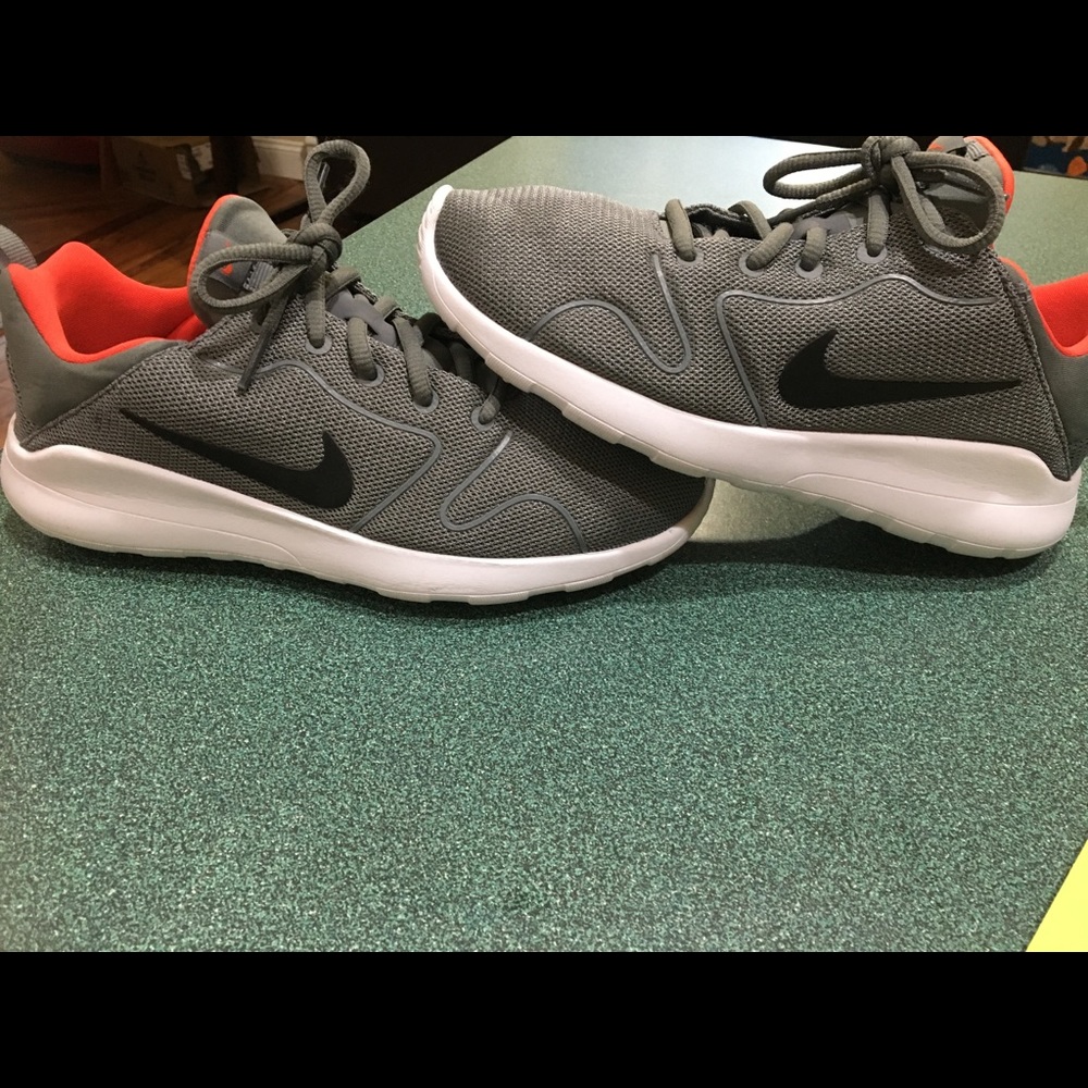 Nike running sneaker size 6?