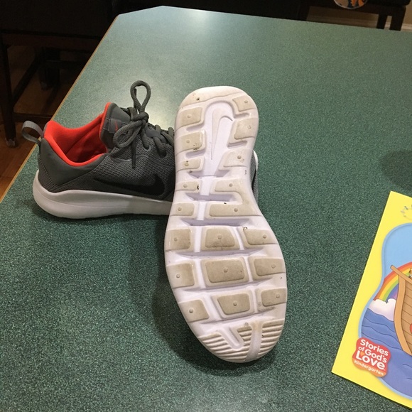 Nike running sneaker size 6? - Picture 2 of 8