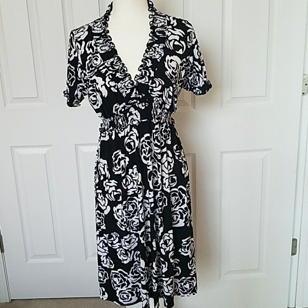 En Focus Black and White Print dress elastic