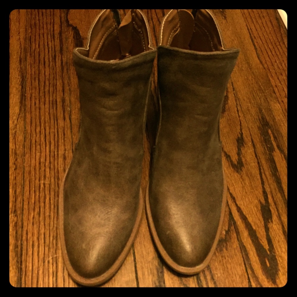 Jordann Booties size 7 grey/ brown color