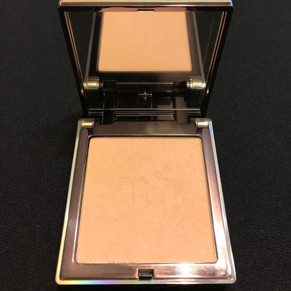 Urban decay illuminizer translucent pressed powder