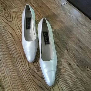 Bakers Womens dress shoes size 8 1 /2 Silver Gray
