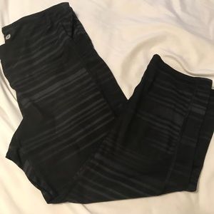 Old Navy athletic crops - Black with grey design