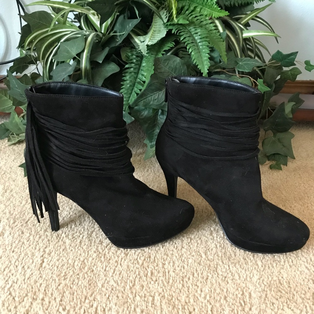Black ankle boots with fringe/ RUNS SMALL