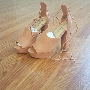 Mauve colored high heels 👠