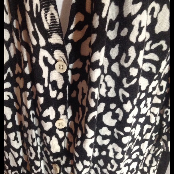 Free w/purchase Lane Bryant b/w cotton cardigan sweater - Picture 3 of 8