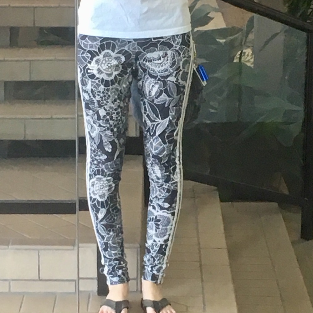 Adidas 3 stripes leggings