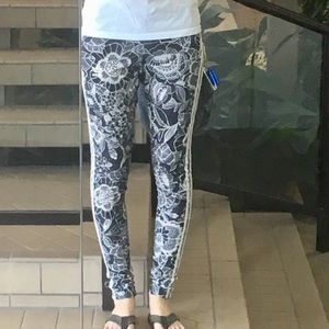 Adidas 3 stripes leggings