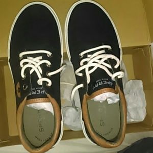 SPERRYS (boys sz 2.5)