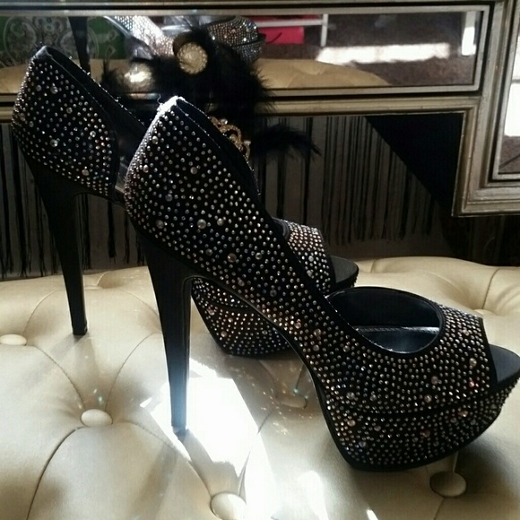 Sold! Shoes Sold! - Picture 3 of 7