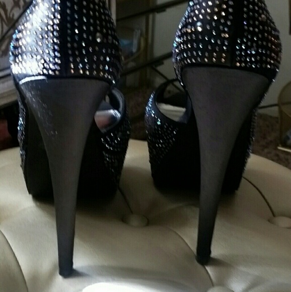 Sold! Shoes Sold! - Picture 4 of 7