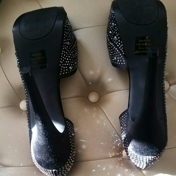 Sold! Shoes Sold! - Picture 5 of 7