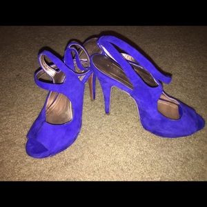 Blue suede BCBG pumps