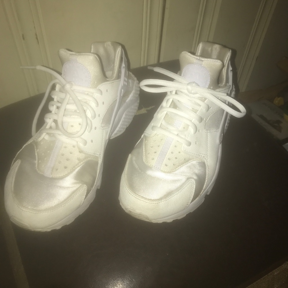 Women’s white Nike huaraches. BLACK FRIDAY SALE!