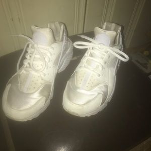 Women’s white Nike huaraches. BLACK FRIDAY SALE!