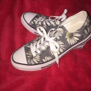Women’s size 7 Converse. Hard to find daisy print!