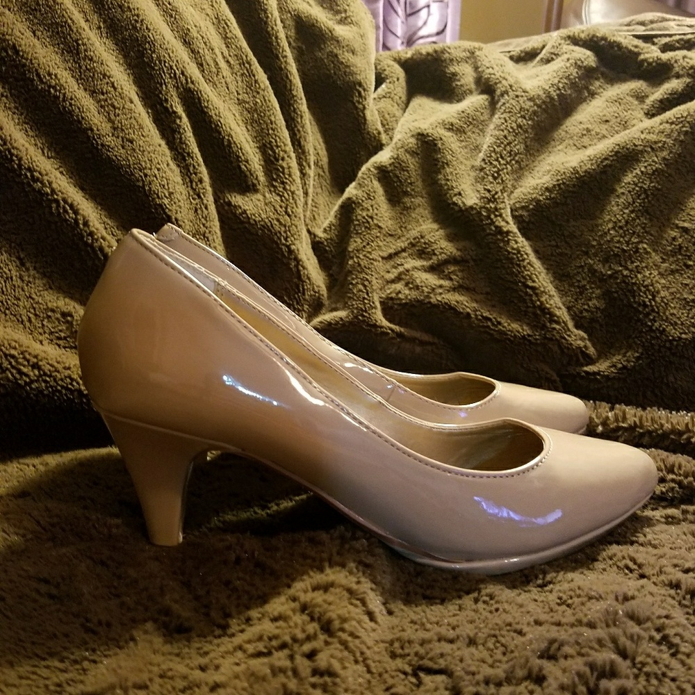 Naturalizer Amaze Patent Leather Heels in Taupe