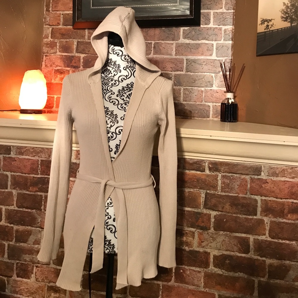 Lady’s cardigan with hood
