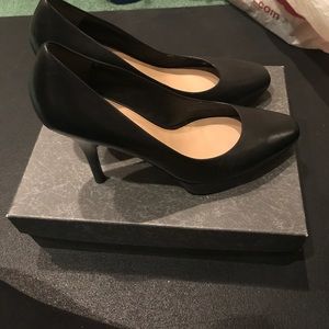 Via Spiga size 9 black leather heels with platform