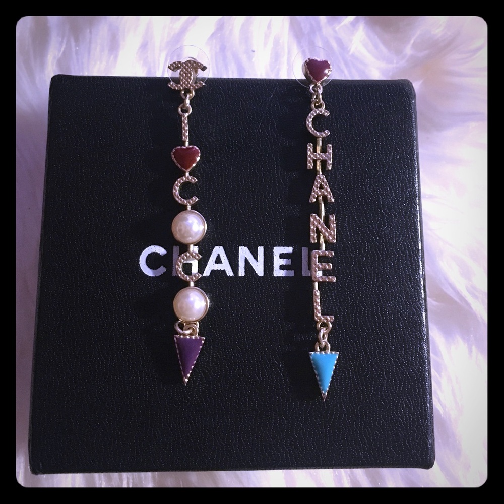 Pearl CoCo CHANEL logo earrings