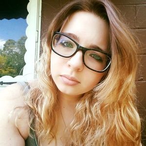 Meet your Posher, Caitlin