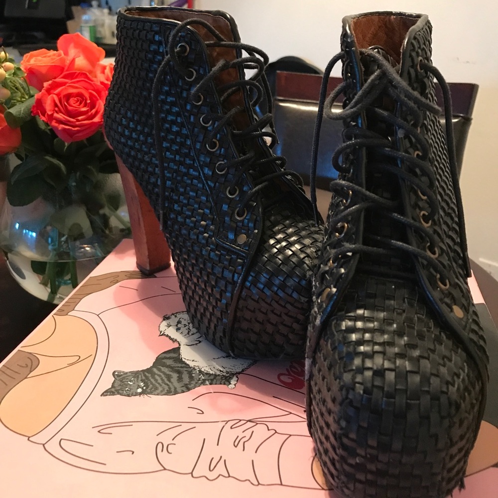 Vintage style Black booties
