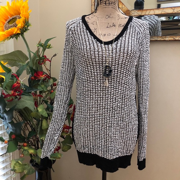 Lou & Grey Sweaters - 🎋Lou&Grey lovely soft loose knit B&W sweater