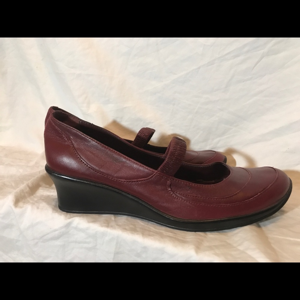 Wedge Mary-Jane shoes by Michelle D