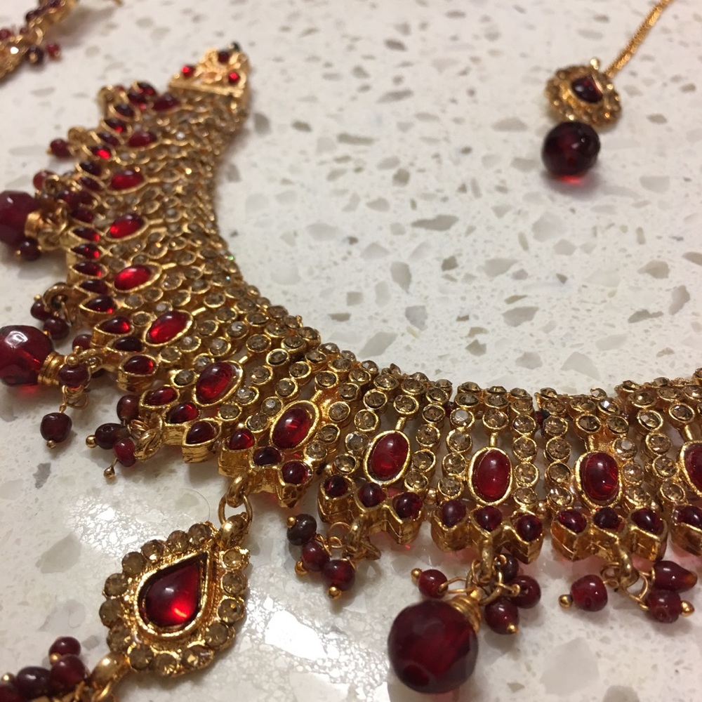 Red Indian necklace with earrings and bindi