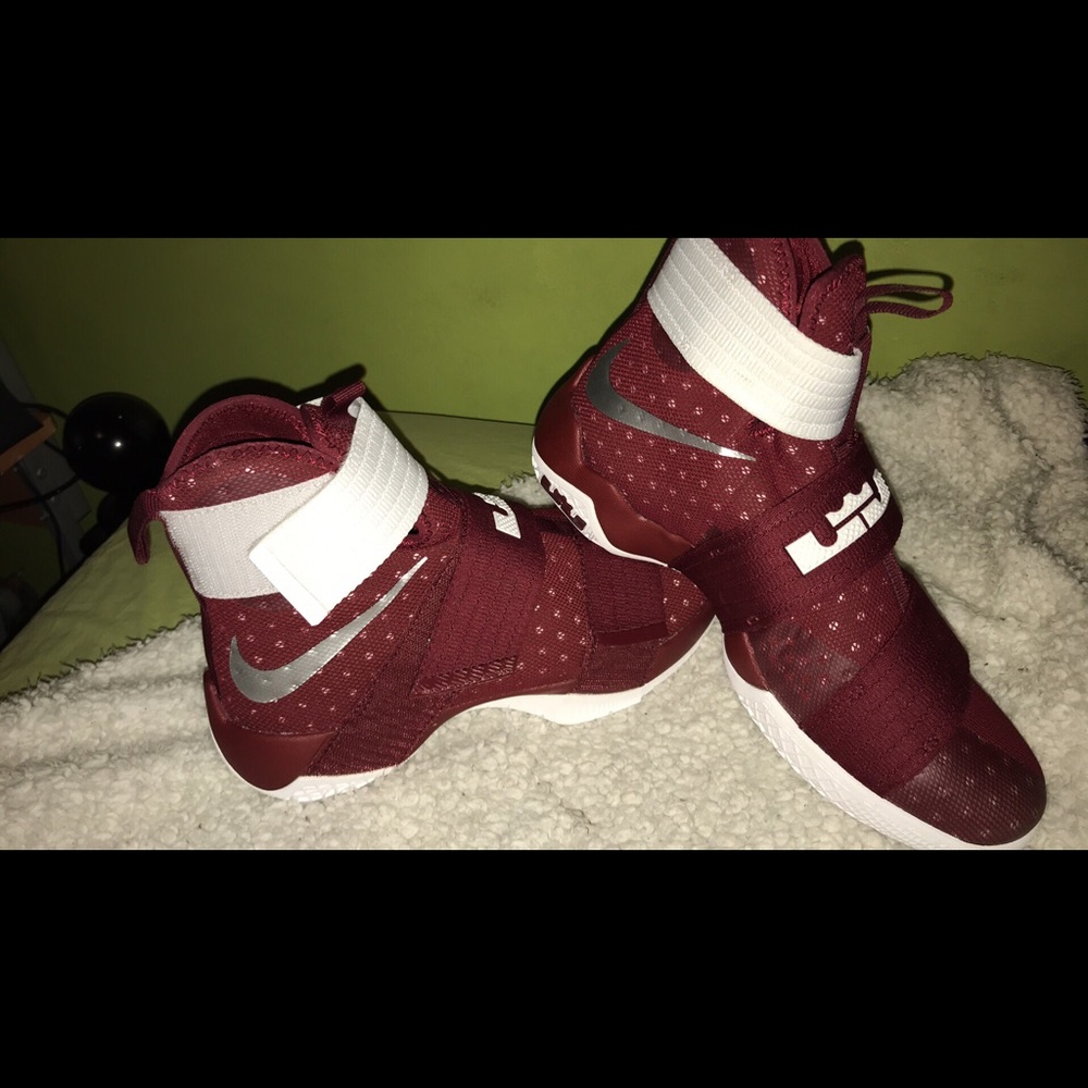 James Lebron size 7-1/2 brand new burgundy color