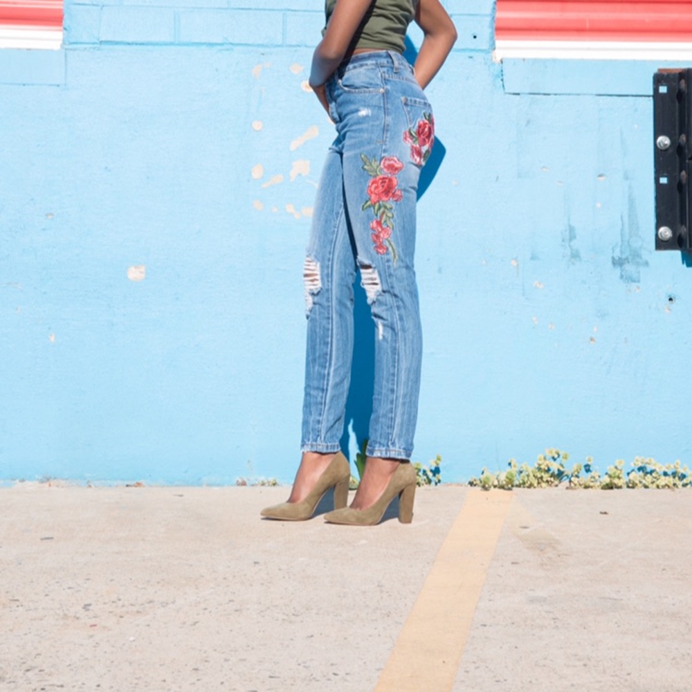 Embroidered ripped jeans