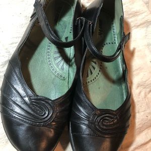 Black 9.5B Earth Mary Janes with Velcro strap