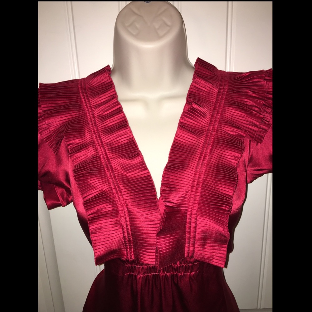 ❤️💋 BCBG MaxAzria Red 100% Silk Ruffled Top - Picture 3 of 7