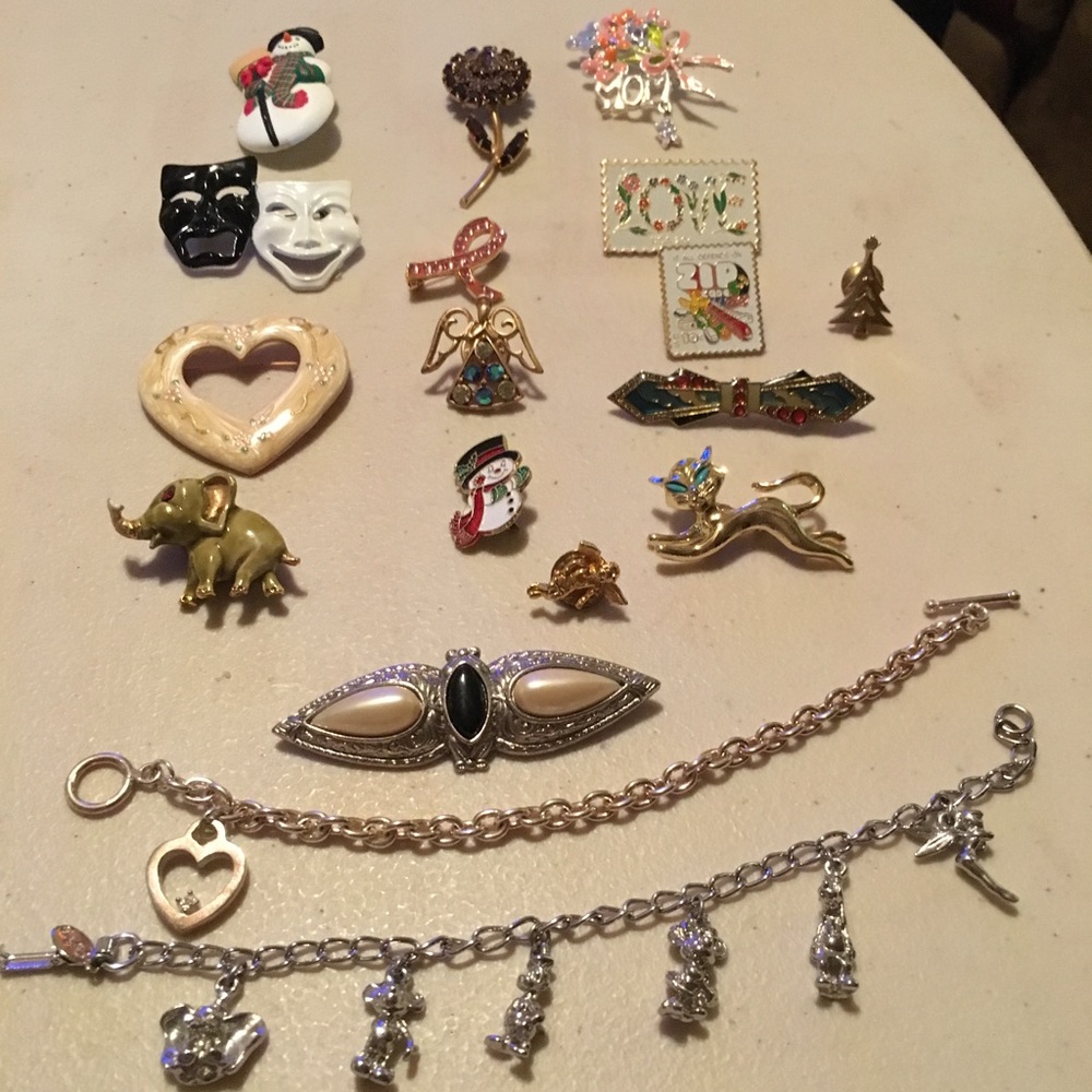 15 Brooches and 2 bracelets for one low price