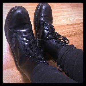 classic black leather dr martens boots