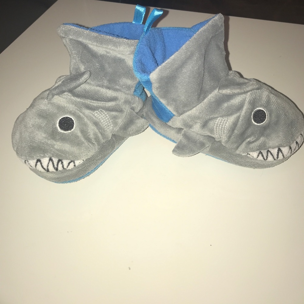Puppet slipper pals shark size 6-7