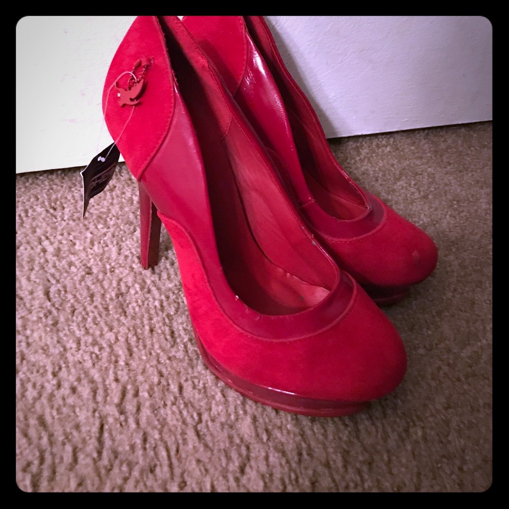 Red platform heels 👠