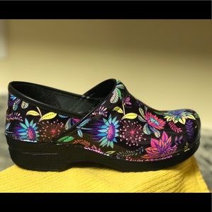 Dansko Wildflower Size 40