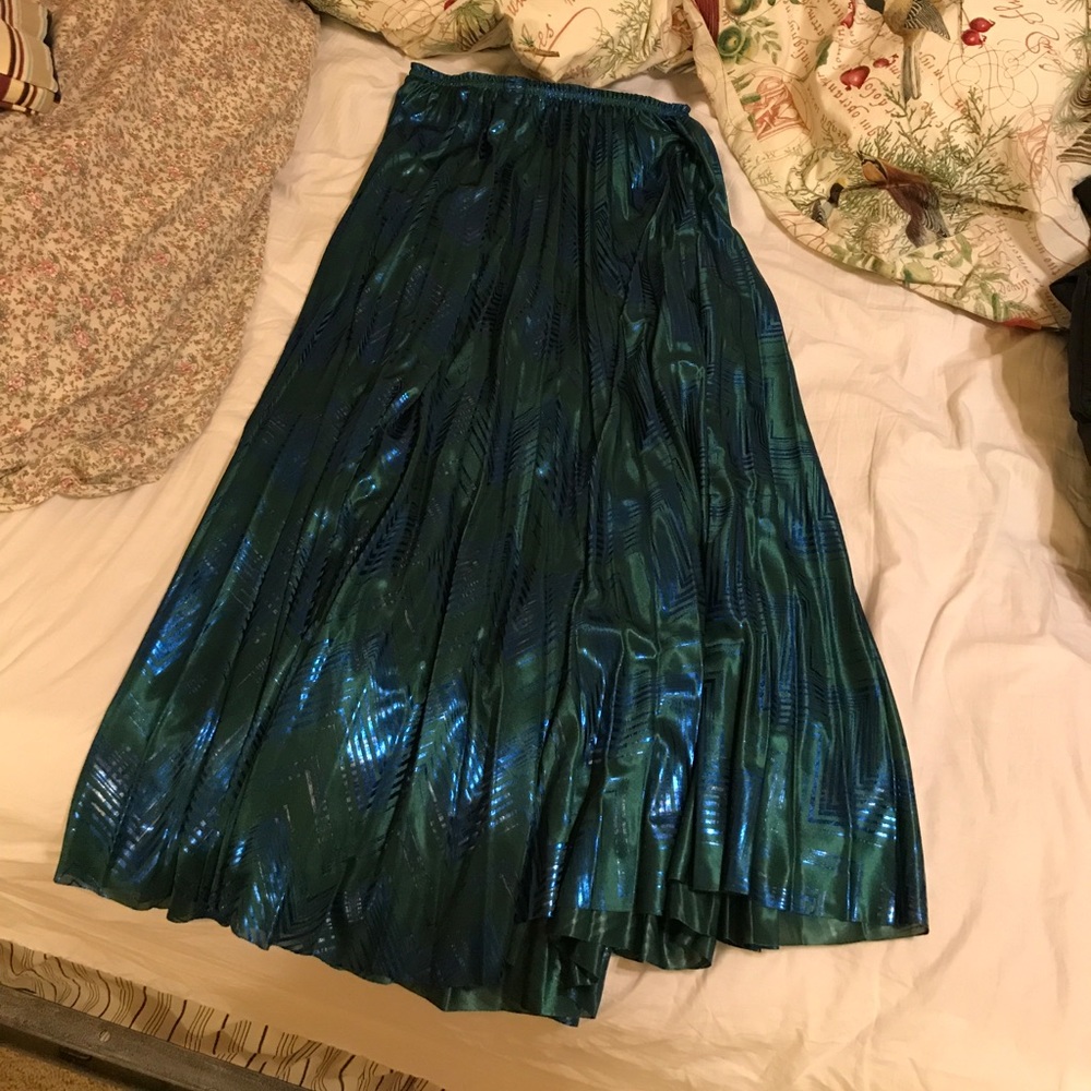 Metallic long pleated skirt