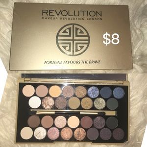 Makeup revolution eyeshadow palette .