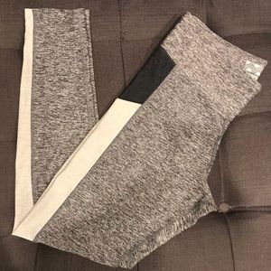 VS Ultimate leggings with pockets. Size M.