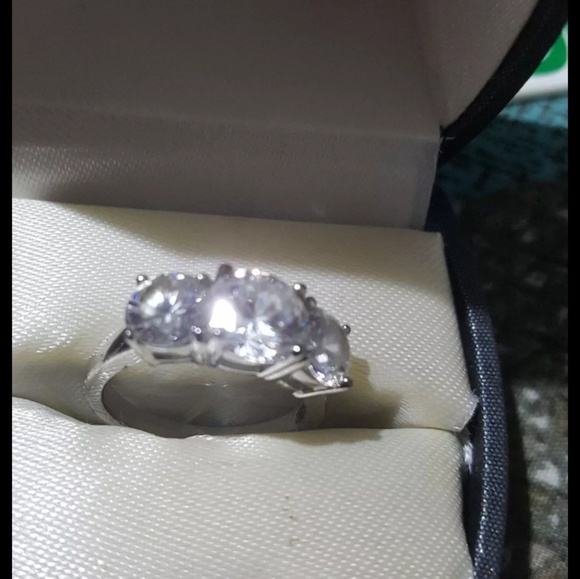 💍STUNNING Silver ring w/Cubic Zirconia - Picture 1 of 2
