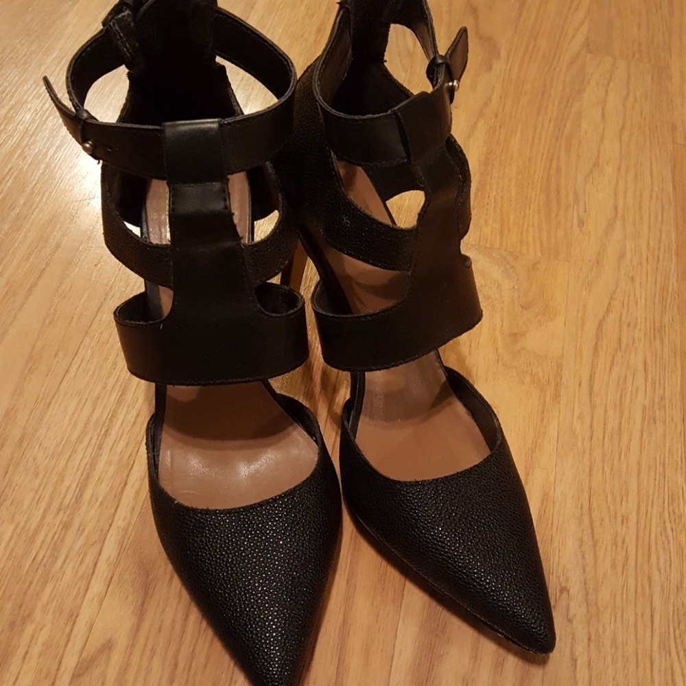 Black pumps