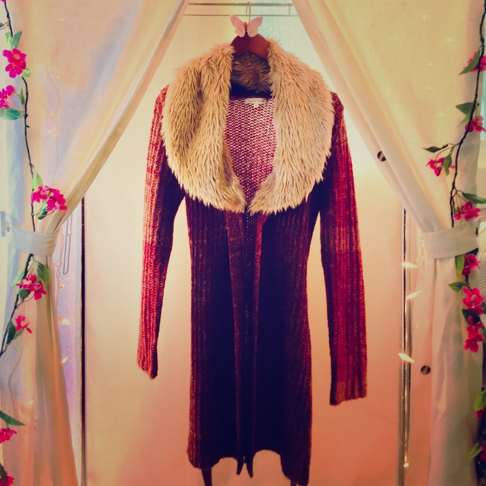 Small sweater with removable faux fur collar